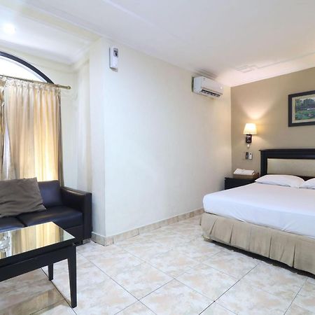 C'One Hotel Pulomas Jakarta Exteriör bild
