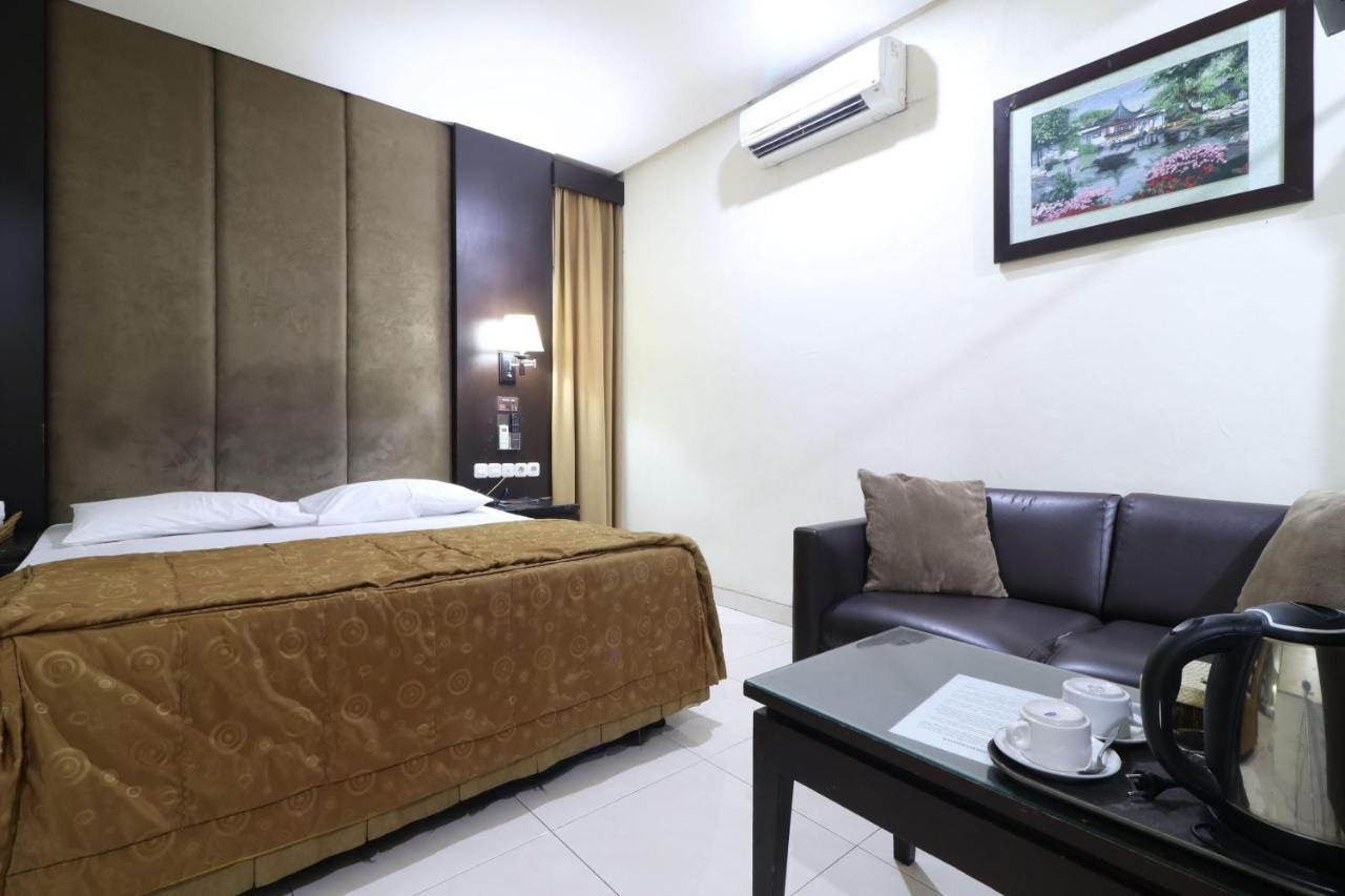 C'One Hotel Pulomas Jakarta Exteriör bild
