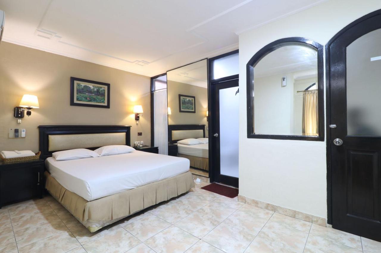 C'One Hotel Pulomas Jakarta Exteriör bild