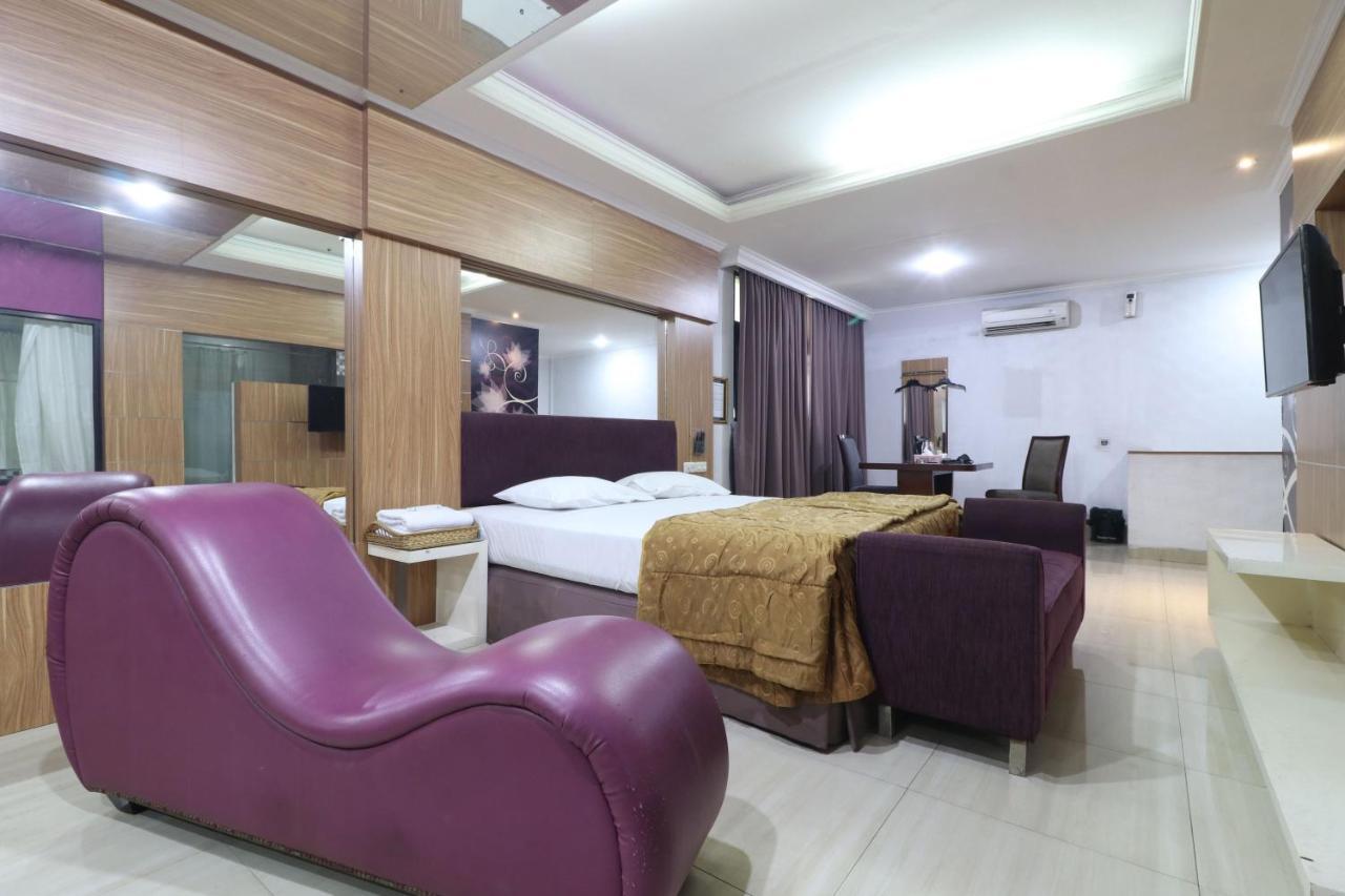 C'One Hotel Pulomas Jakarta Exteriör bild